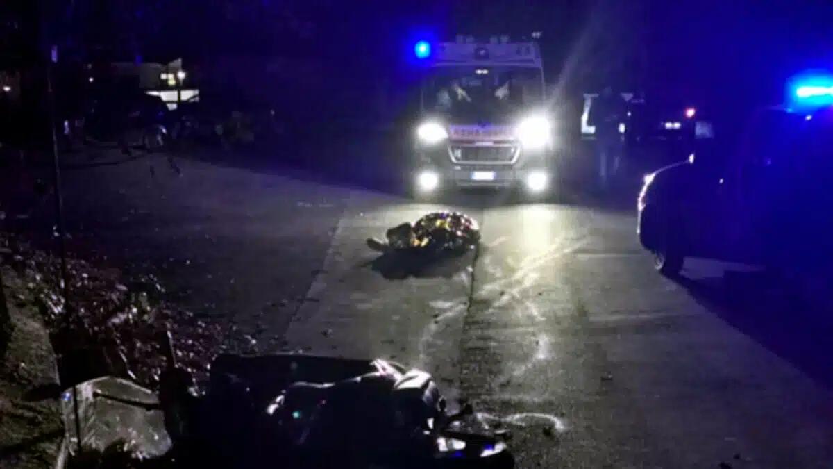 Tragico scontro tra moto e auto: morto centauro 17enne, ferita l'amica in sella insieme a lui - 