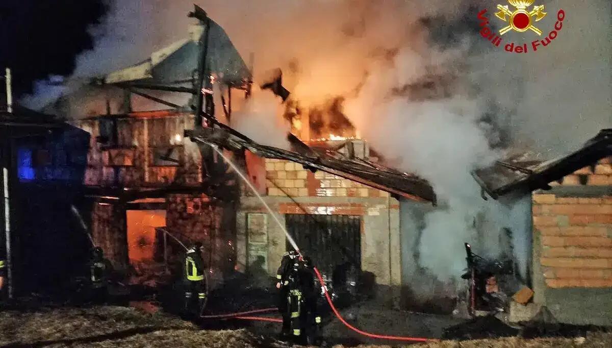 Incendio in due abitazioni: le fiamme divorano gli immobili, due persone ferite, quattro evacuate - 