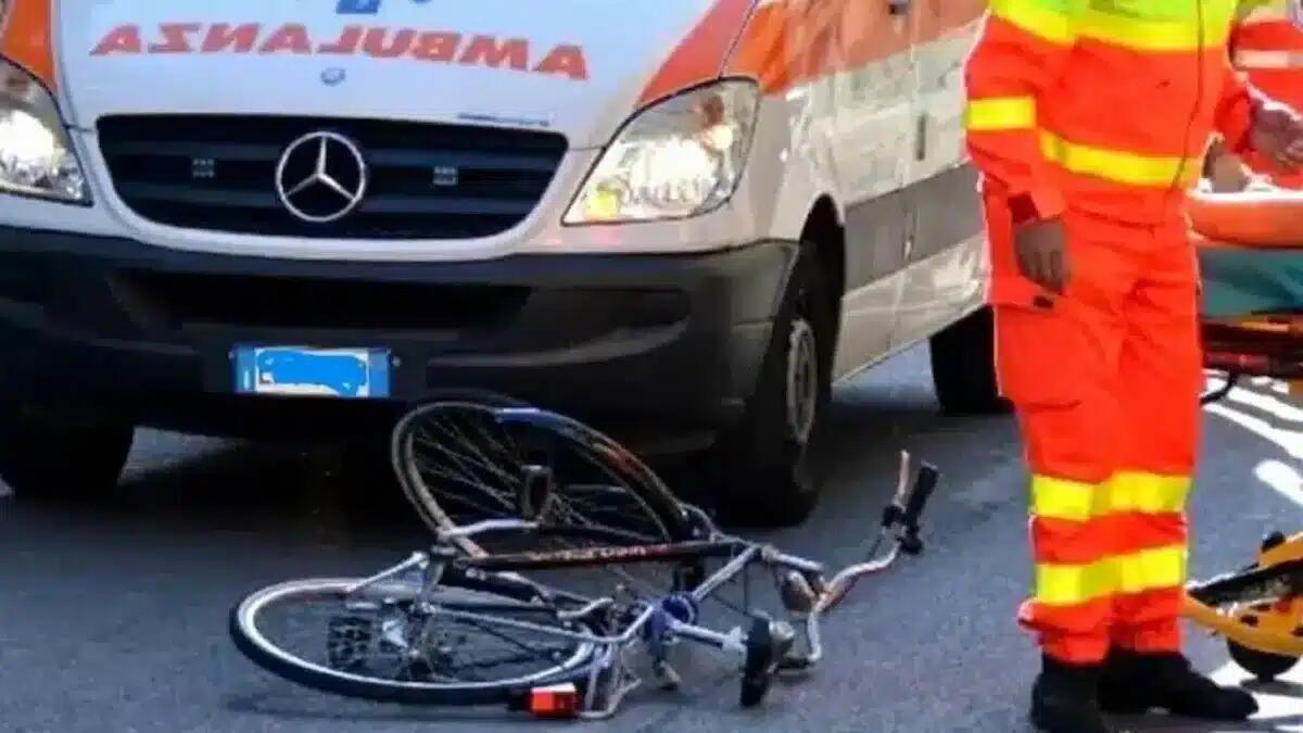 Ciclista travolta da un'auto e sbalzata di parecchi metri: deceduta - 