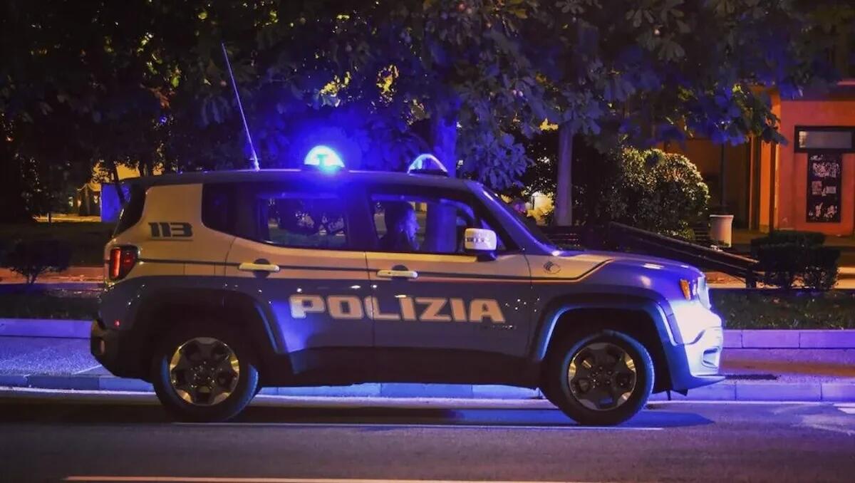 Frantuma la vetrina di un negozio con la base di un ombrellone e tenta il furto: arrestato 23enne - 