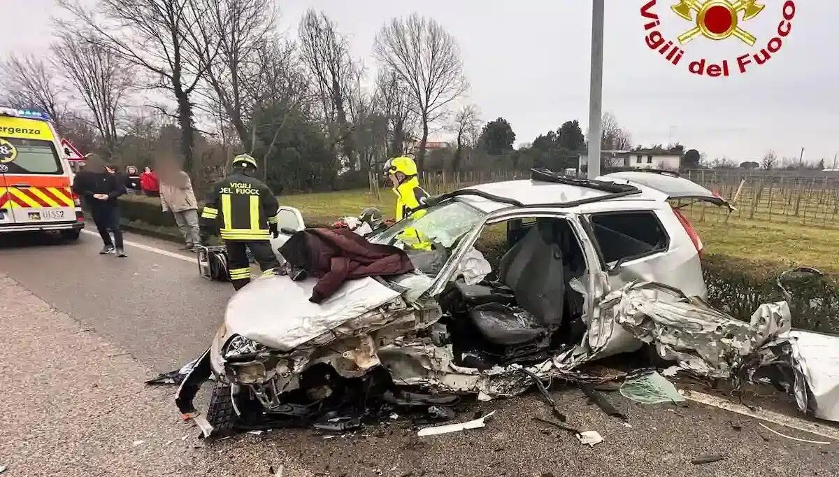 Sbanda con la Porsche e centra due auto in transito nella corsia opposta: 3 feriti, gravissimo un 30enne - 