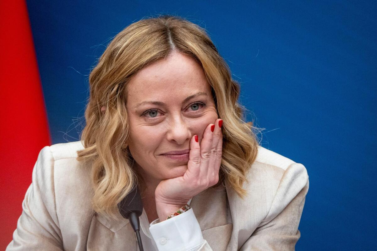 Giorgia Meloni festeggia il compleanno lontano da casa - 