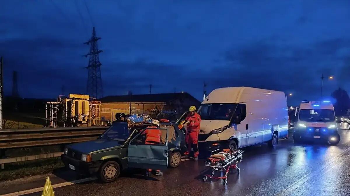Incidente stradale tra un'auto e un furgone: ferito il conducente estratto dall'autovettura dopo lo scontro - 