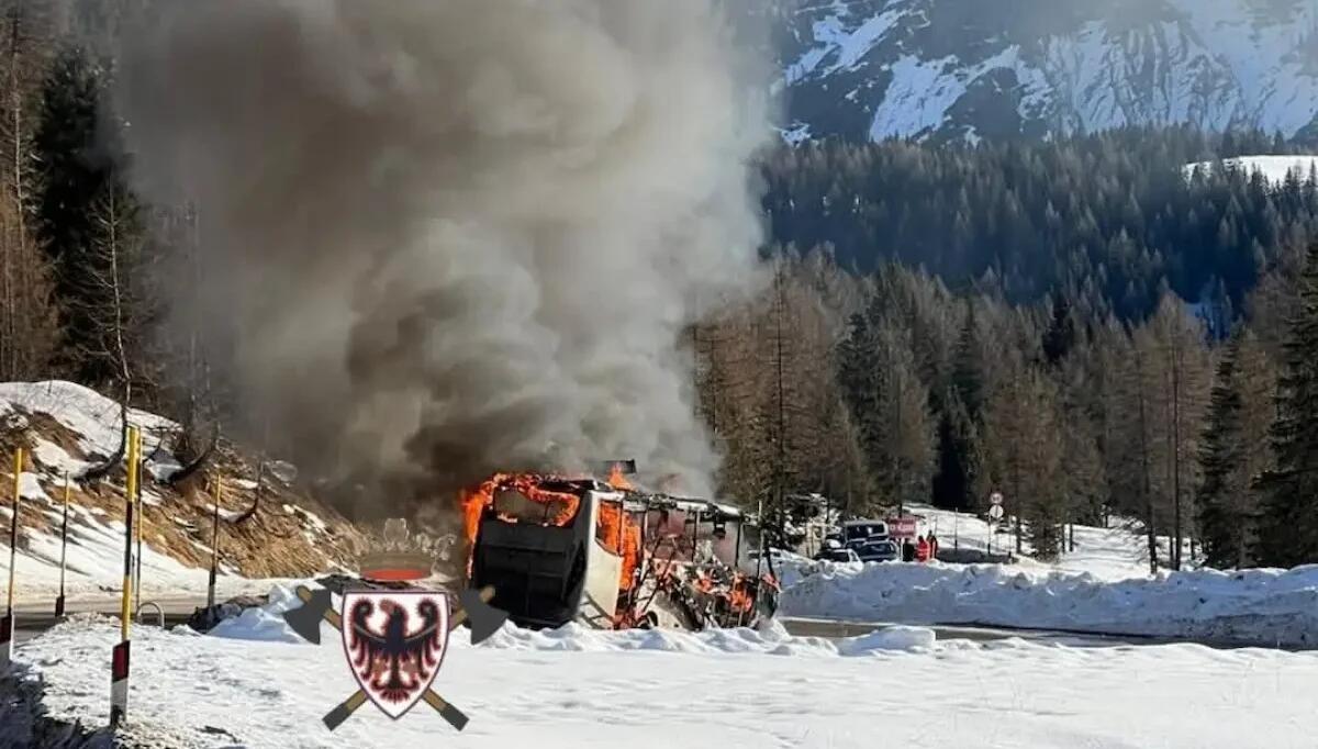 Skibus avvolto dalle fiamme dopo aver lasciato a terra un gruppo di sciatori: veicolo distrutto dal rogo - 