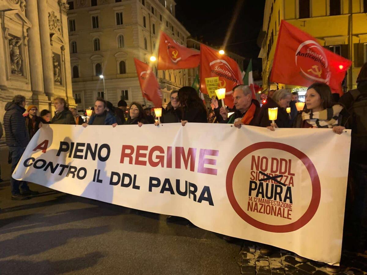 Fiaccolata contro decreto sicurezza: Italia in piazza per difendere diritti e libertà - 
