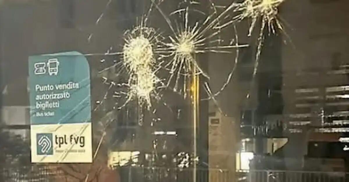 Prende a pugni la vetrata del bar: momenti di tensione tra i passanti a Pordenone - 