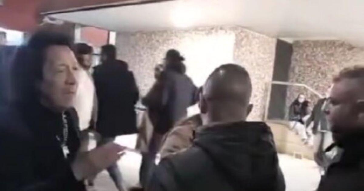 Smart parcheggia in modo maldestro in strada a Fuorigrotta, Napoli - 