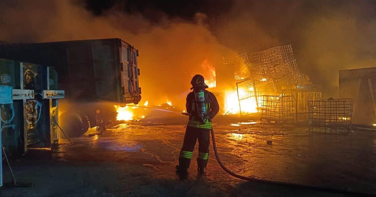 Incendio nella fabbrica della Adler a Cassino: squadre dei vigili del fuoco al lavoro per domare le fiamme - 