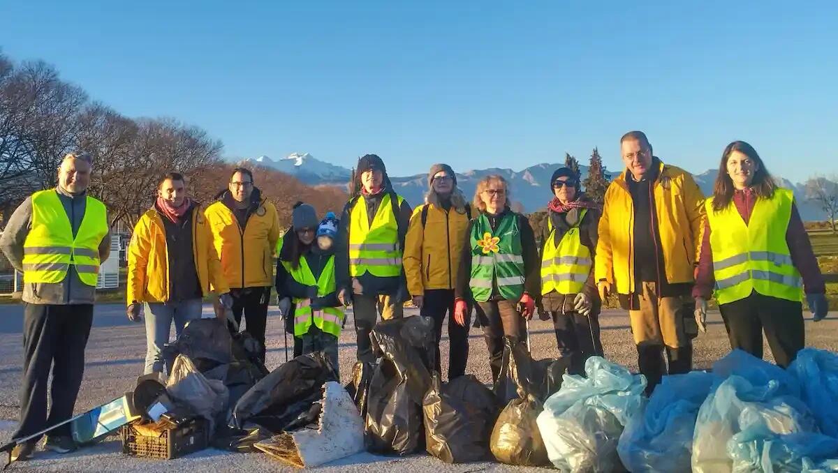 Ritorna il progetto 'Puliamo i quartieri': 13 volontari in azione in via Roveredo -