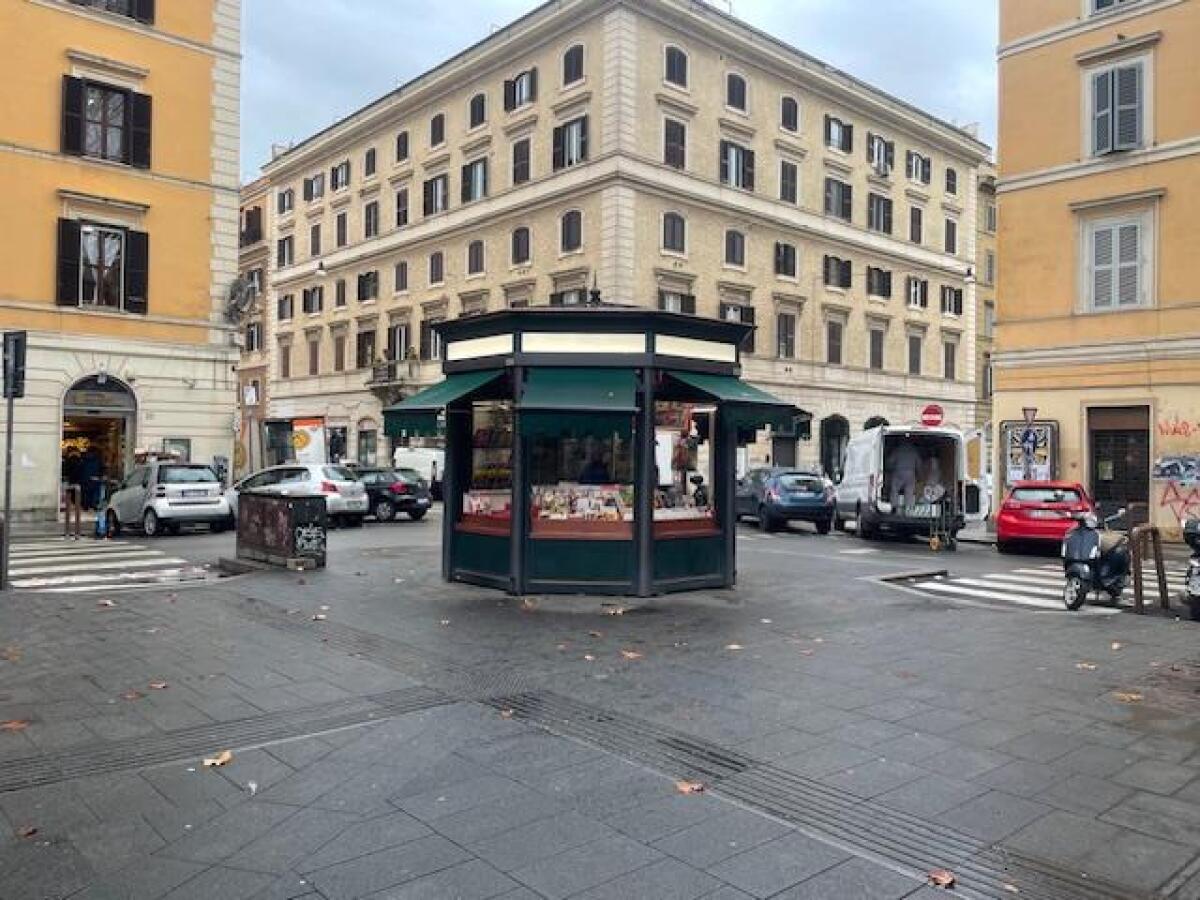 Riapertura storica edicola a Roma: Edicola Emporio a Testaccio, iniziative culturali e business innovativo - 