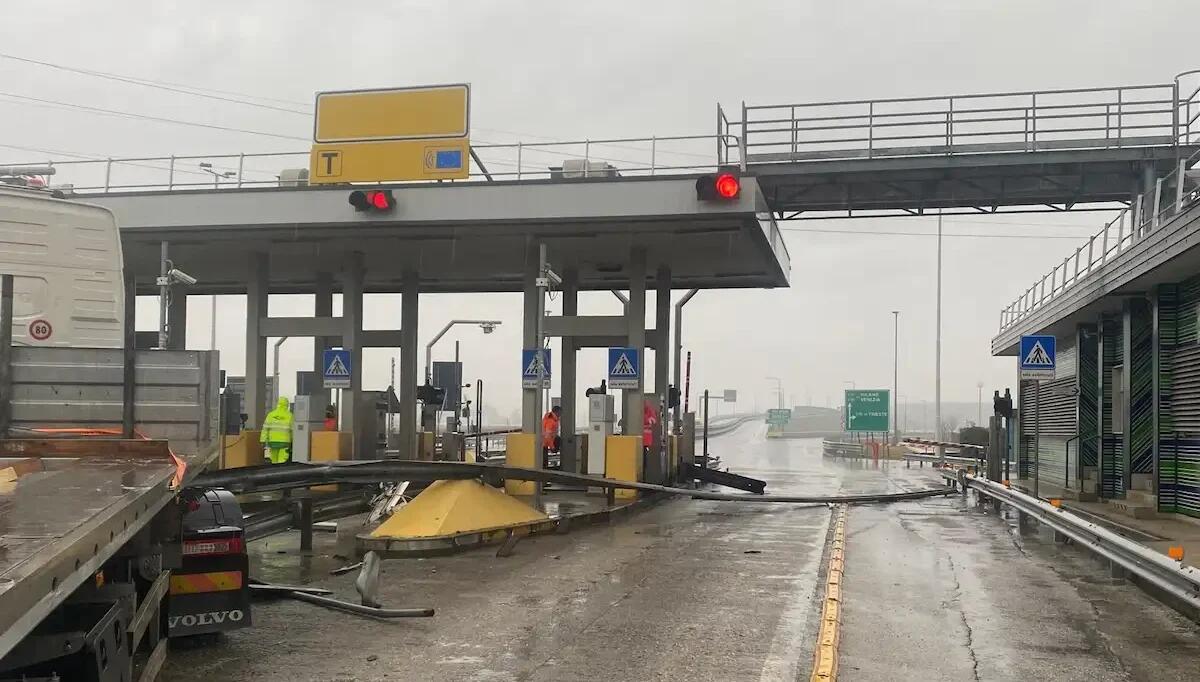 Incidente al casello, danni ingenti: lo svincolo rimarrà chiuso a lungo per i lavori di ripristino - 