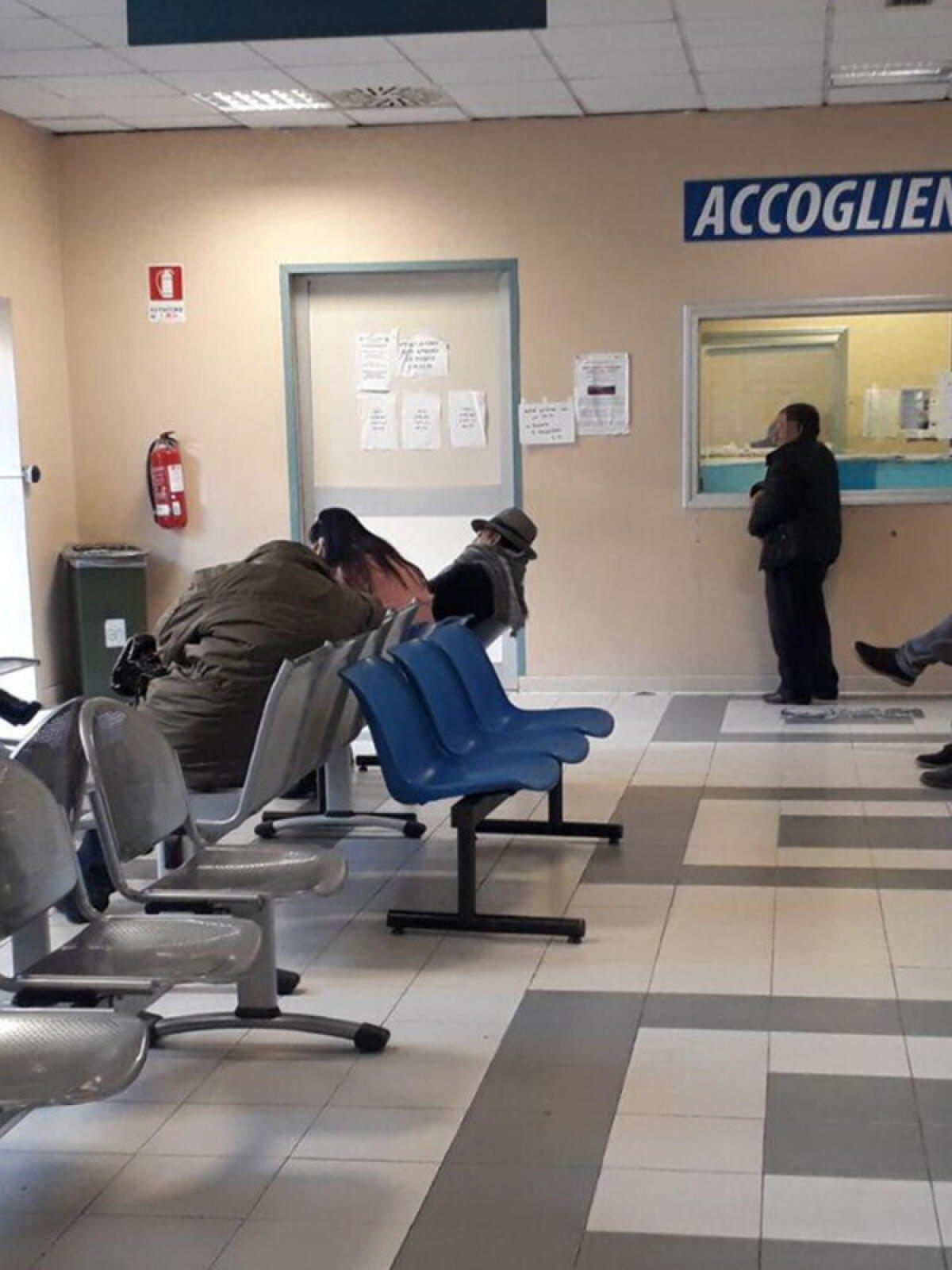 Donna arrestata a Napoli per aggressione a medico in pronto soccorso - 