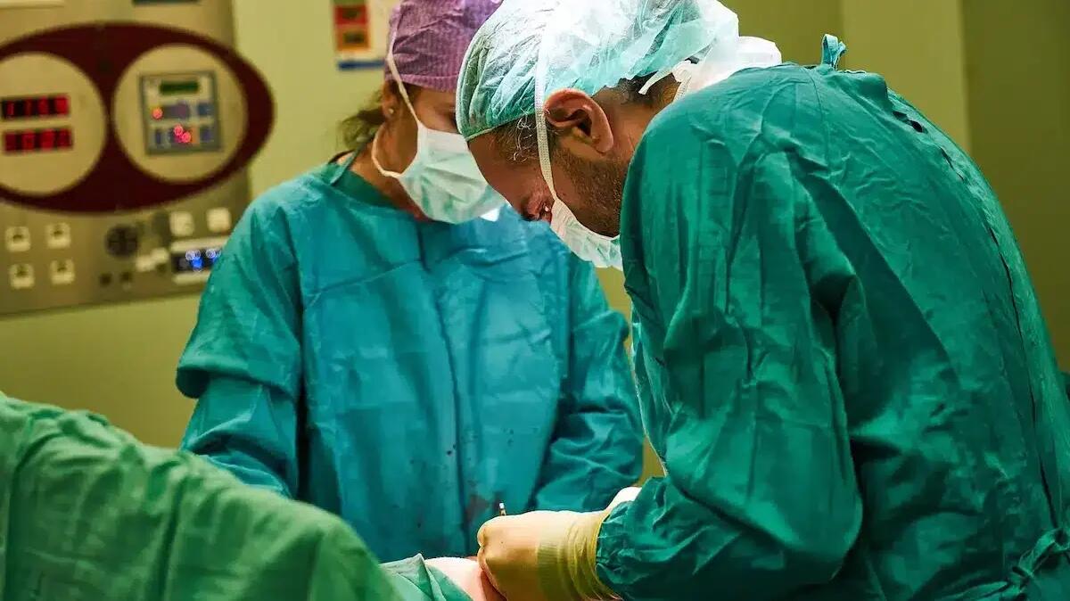 Rischia la vita dopo un intervento sbagliato e rimane invalida a 47 anni: condannato l'ex primario - 