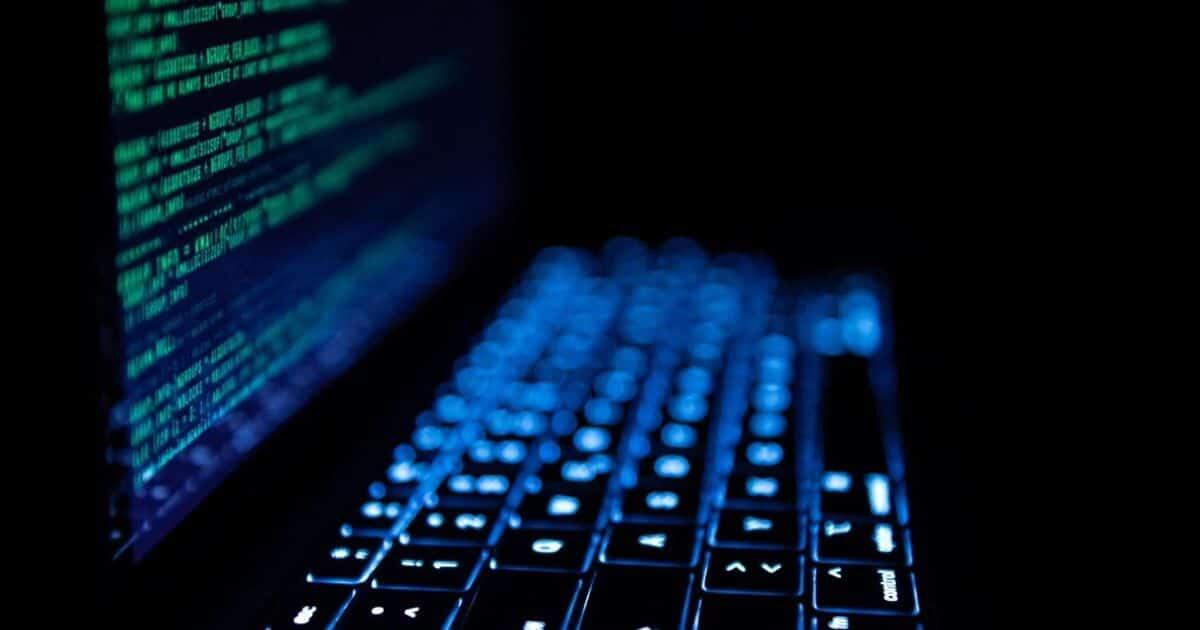 Giovane hacker devia rotte di petroliere e modifica voti: denunciato dalla Polizia postale - 