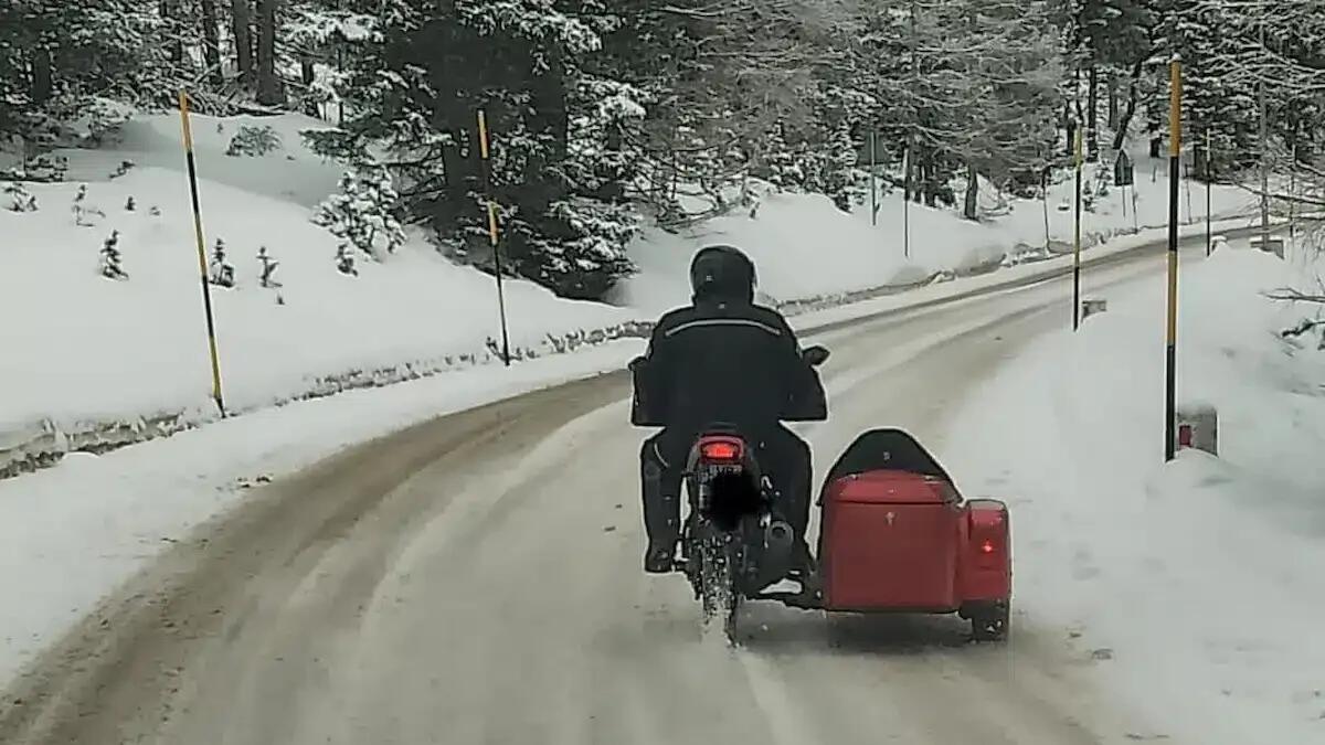 Affronta un passo alpino con un mezzo inadeguato, Veneto Strade avverte: "La sicurezza prima di tutto" - 