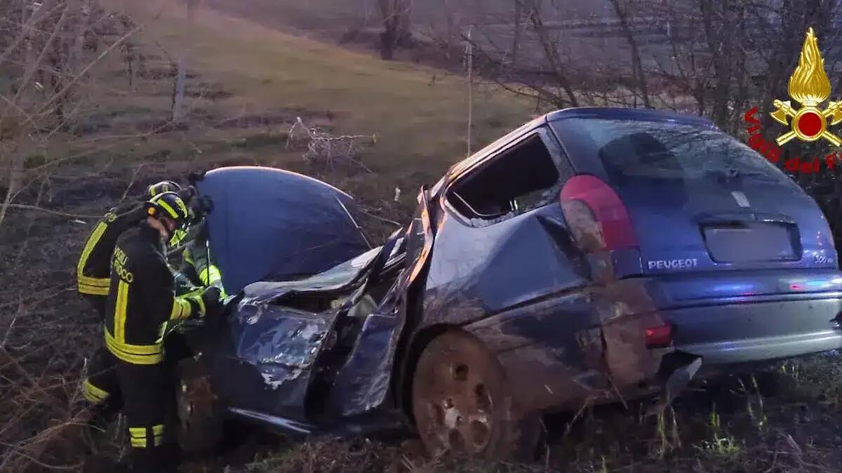 Perde il controllo dell'auto e finisce fuori strada: ferito il conducente trasportato in pronto soccorso - 