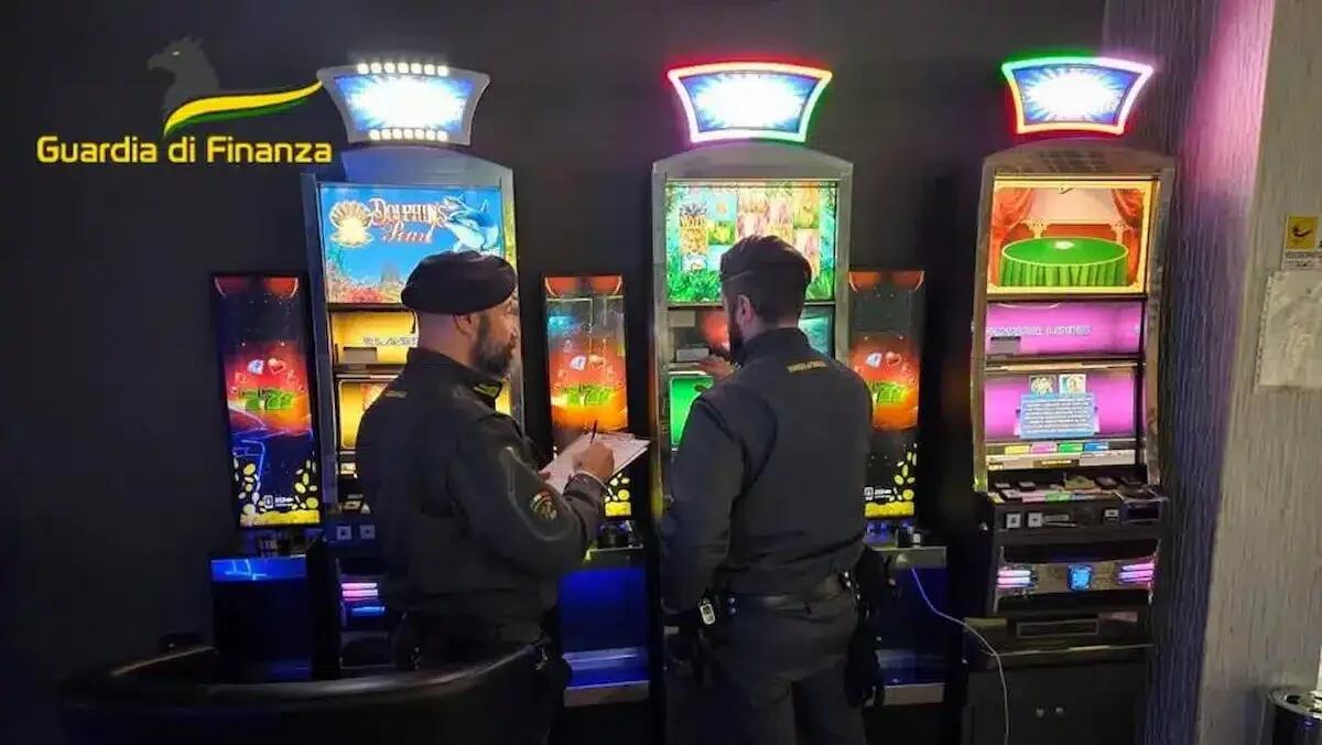 Oltre 500 apparecchi di gioco irregolari, sanzionati tre esercizi: multe fino a 800.000 euro - 