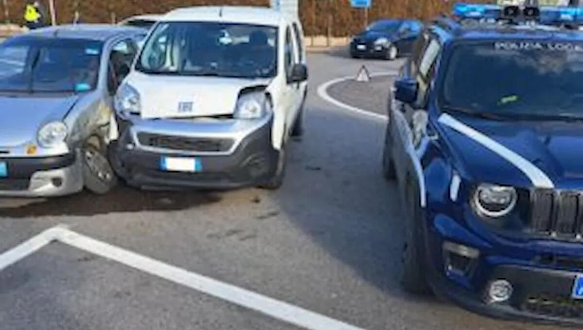Mancata precedenza alla rotonda: si scontrano un'utilitaria e un furgone, ferita una donna -