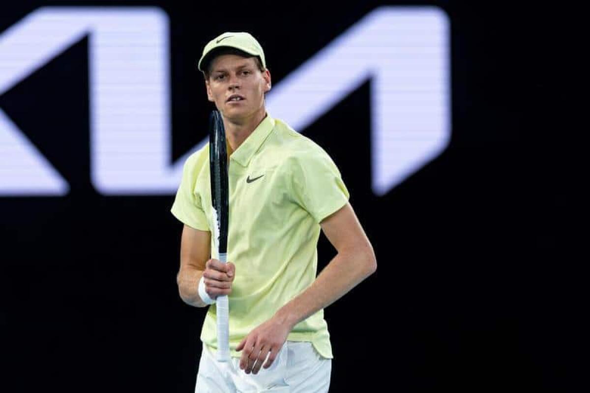 Jannik Sinner raggiunge i quarti agli Australian Open: problemi fisici superati - 