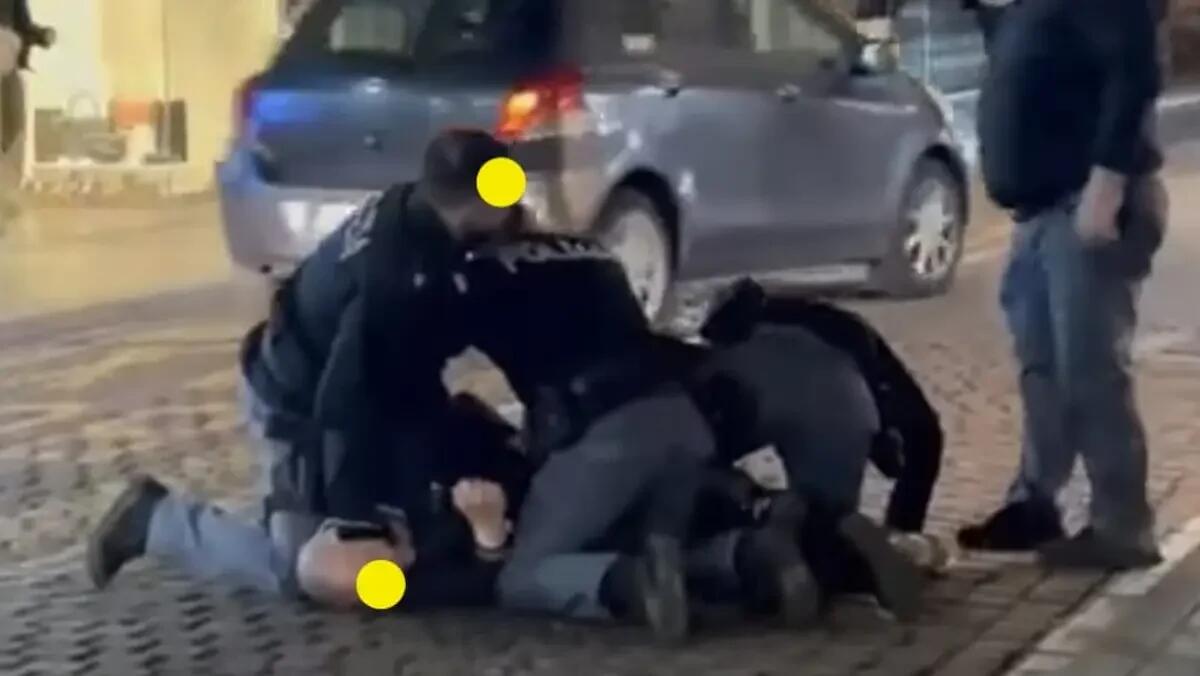 Aggredisce i passanti e le forze dell'ordine in centro a Udine: 47enne arrestato e poi liberato - 