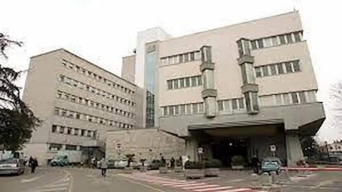 Aggredisce con calci e pugni e minaccia un'infermiera al Sant'Antonio: arrestato 55enne - 