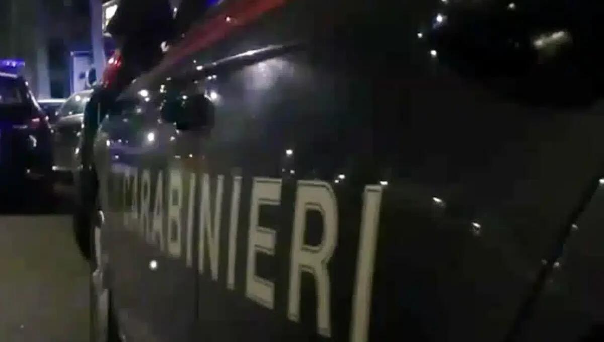 Accelera all'alt dei Carabinieri per paura dell'alcoltest, scatta folle inseguimento: denunciato 29enne -