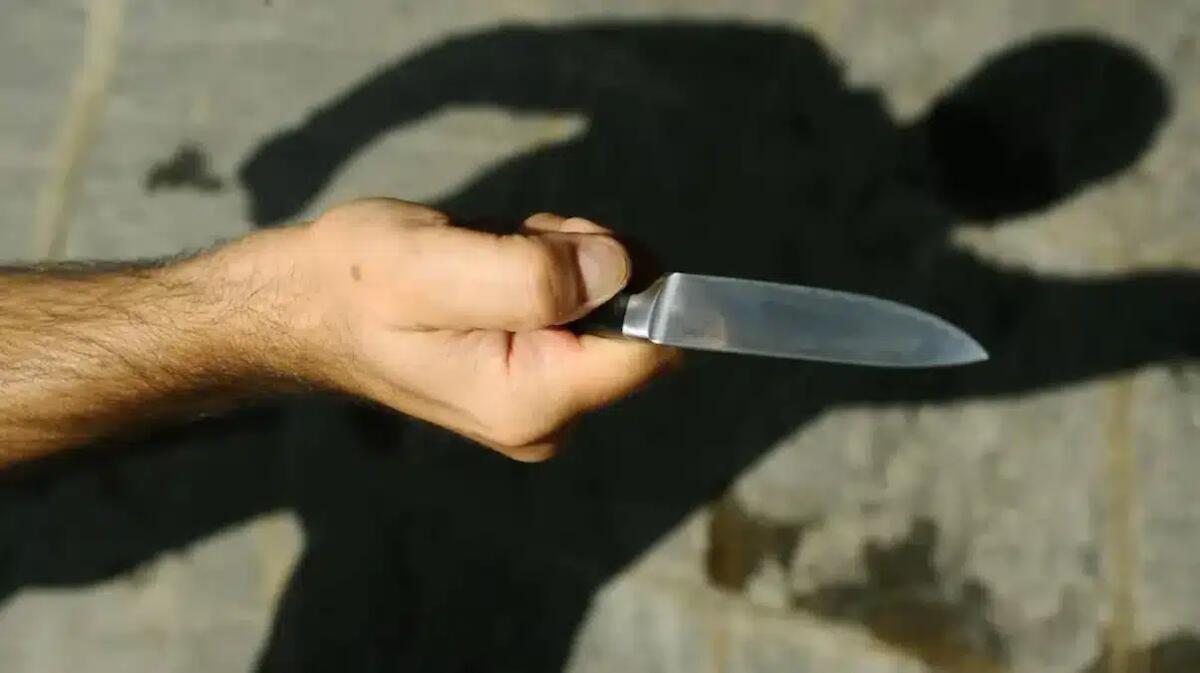 20enne accoltella il padre per difendere la sorella in uno scontro verbale: arrestato, genitore in ospedale - 