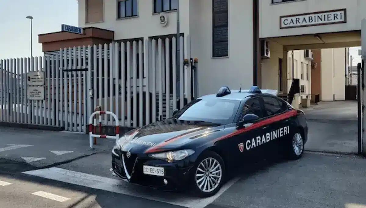Tenta di rapinare i passanti minacciandoli e aggredendoli con delle forbici: arrestato 27enne - 