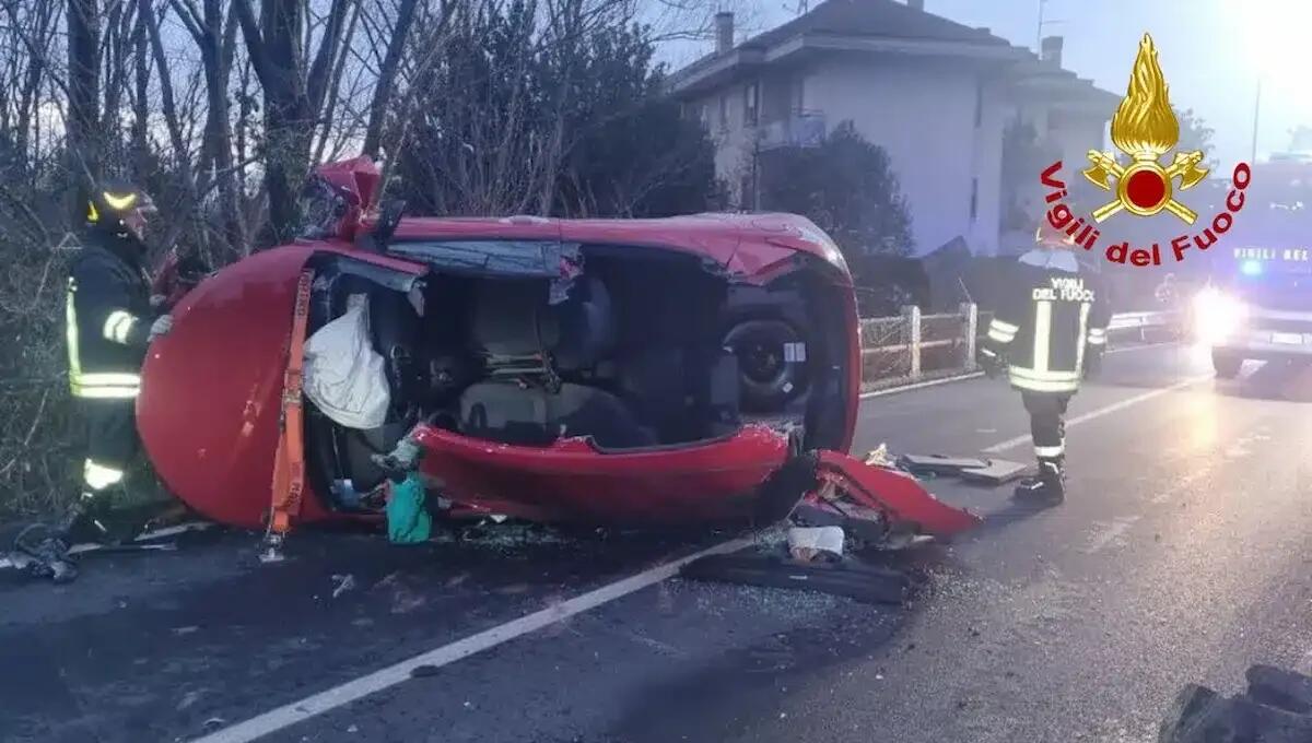 Sbanda con l'auto contro la spalletta del ponte e si ribalta: automobilista estratta dalle lamiere - 
