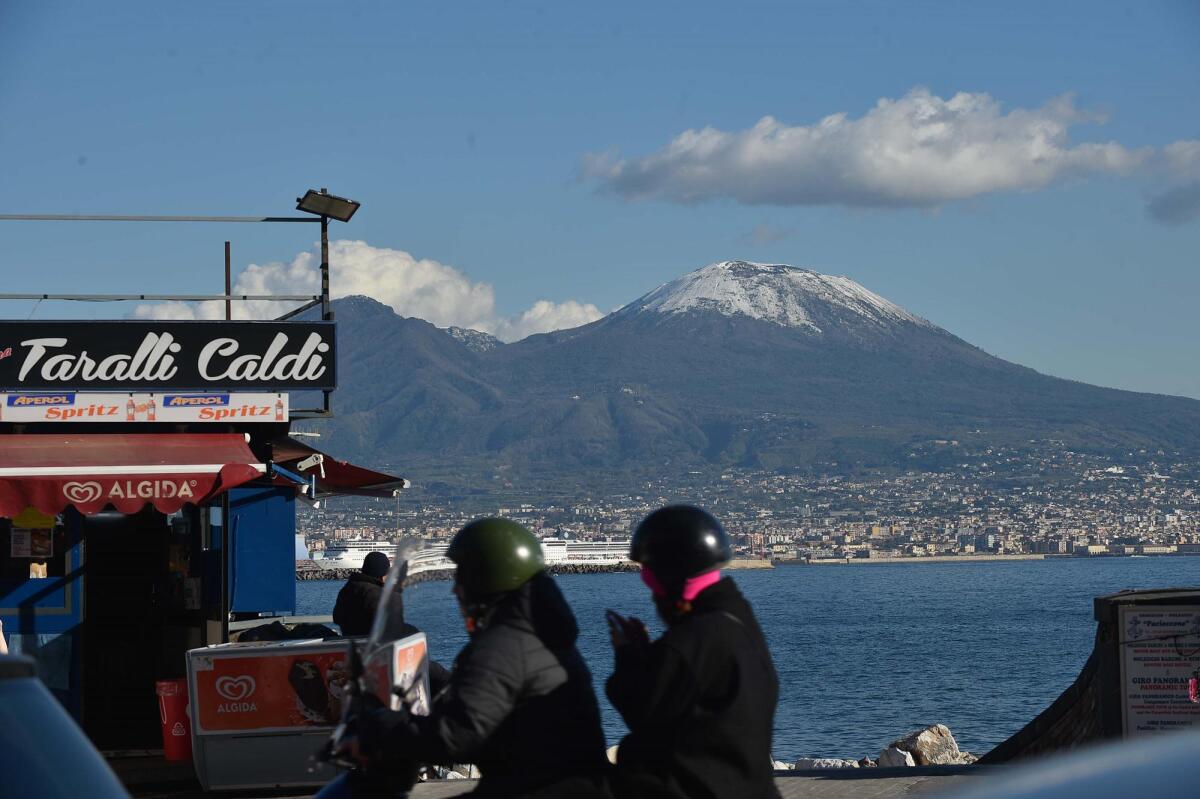 Allerta meteo in Campania: neve, vento e gelate isolano Capri, scuole chiuse. Vesuvio innevato. - 