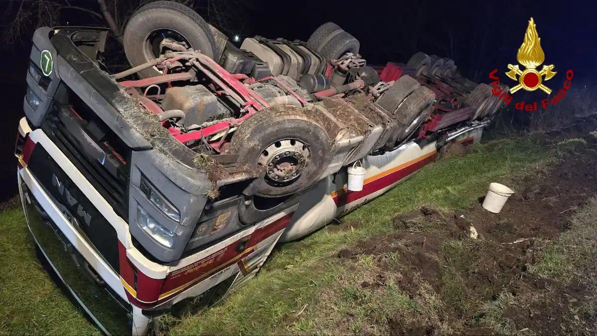 Camion cisterna si rovescia fuori strada: conducente ferito rimane incastrato nell'abitacolo, estratto - 