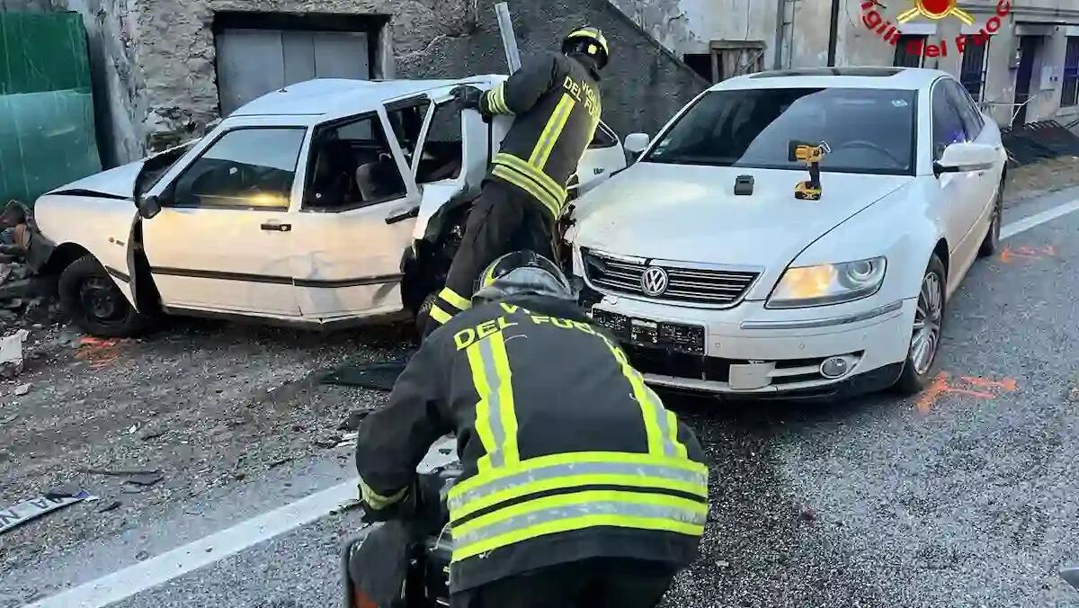 Perde il controllo dell'auto e tampona una vecchia Fiat Uno che inizia a perdere gas metano -
