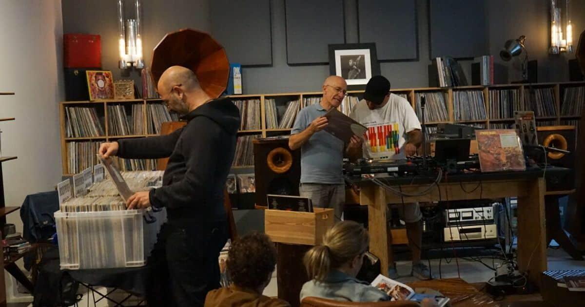 'Vinyl District Sunday a Trastevere: Evento musicale con IL MANGIADISCHI RECORDS e GORILLA BLU il 19 gennaio 2025' - 