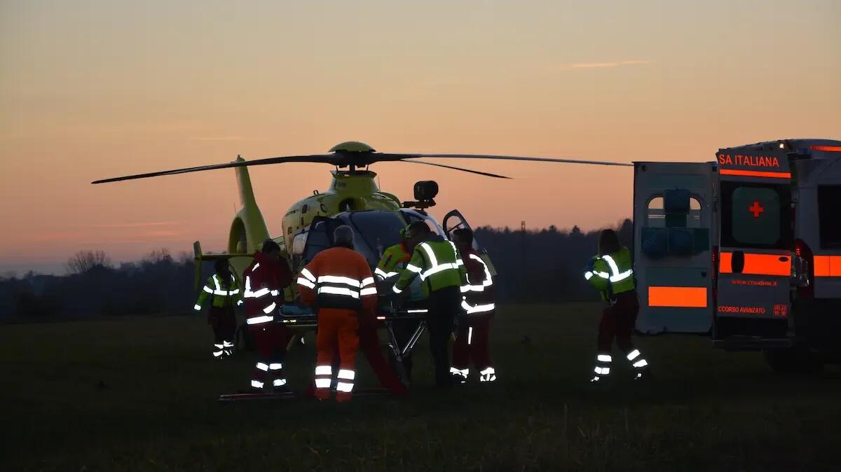 Si schianta contro un muro: il casco si rompe, grave un 20enne elitrasportato all'ospedale di Udine - 