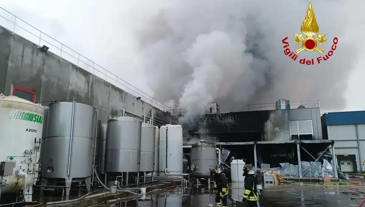Devastante incendio alla Regnoli, colonna di fumo visibile a grande distanza: evacuati 300 dipendenti - 
