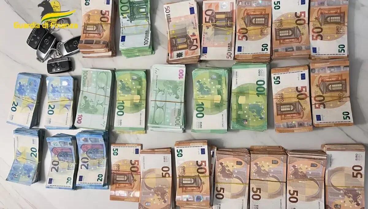 Vivevano nel lusso grazie ai profitti delle frodi fiscali: sequestrati 2.7 milioni di euro tra beni e contanti -