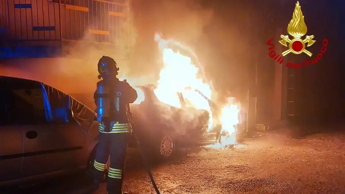 Auto improvvisamente a fuoco sotto un condominio: evacuato l'intero stabile - 