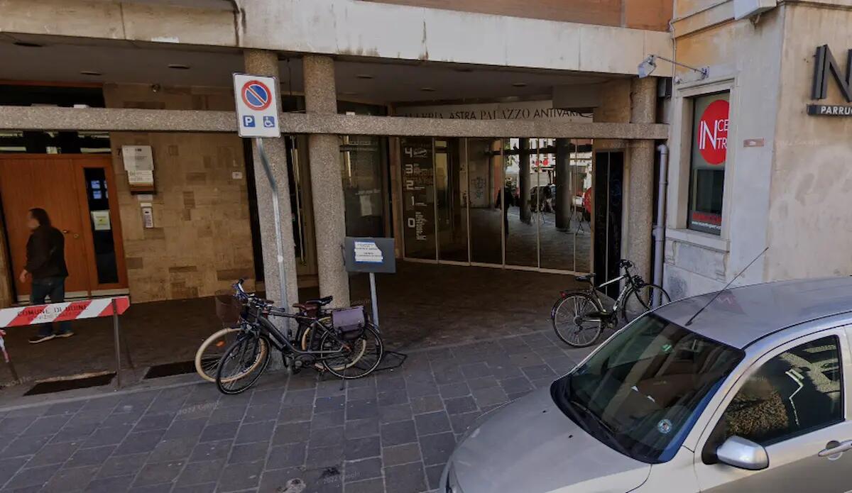 Udine. Accerchiata da giovanissimi e scippata, cade a terra ferita: vittima una 60enne - 