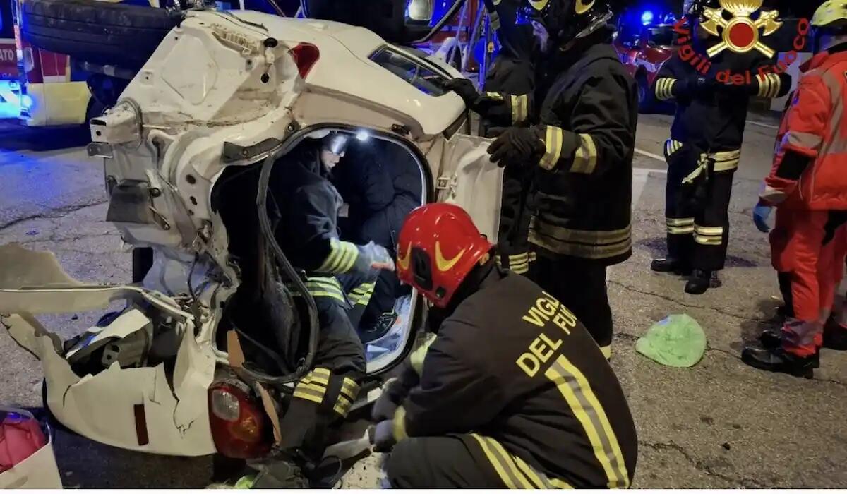 Porcia. Scontro tra ambulanza ed auto: mamma e figlia restano incastrate nell'abitacolo - 