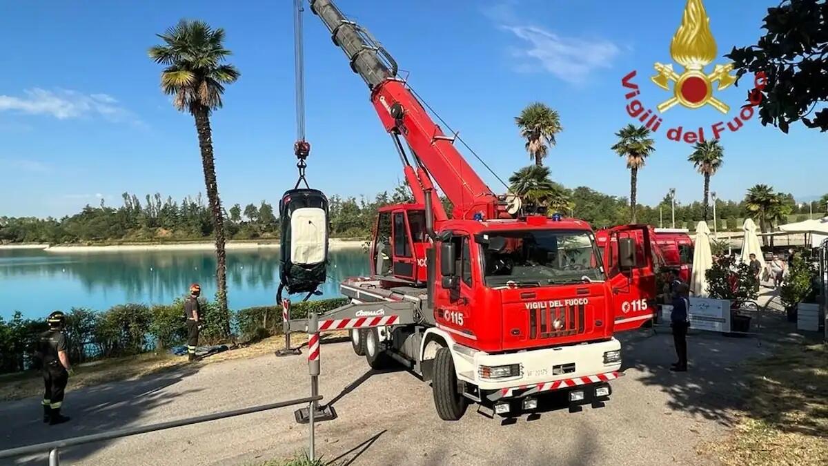 Recuperata un'auto dal fondo del lago Le Bandie: si cerca il corpo della donna proprietaria del veicolo - 