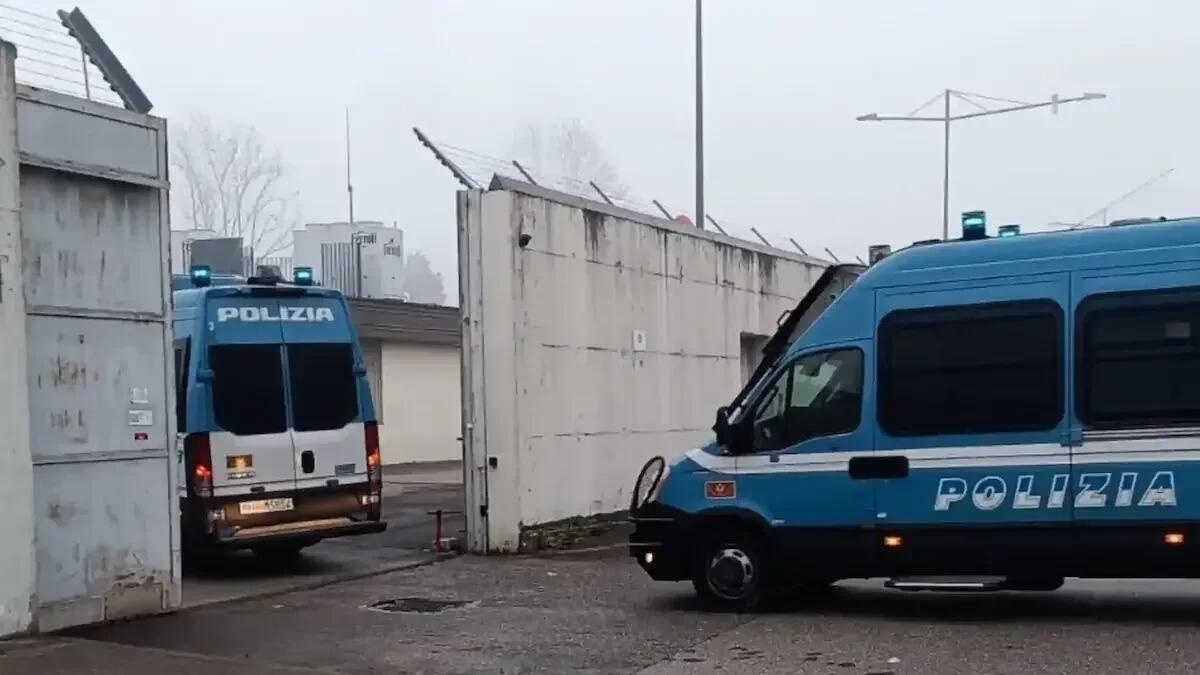 Incendi appiccati, scontri e violenze al Cpr di Gradisca d'Isonzo: 9 feriti tra le forze dell'ordine - 