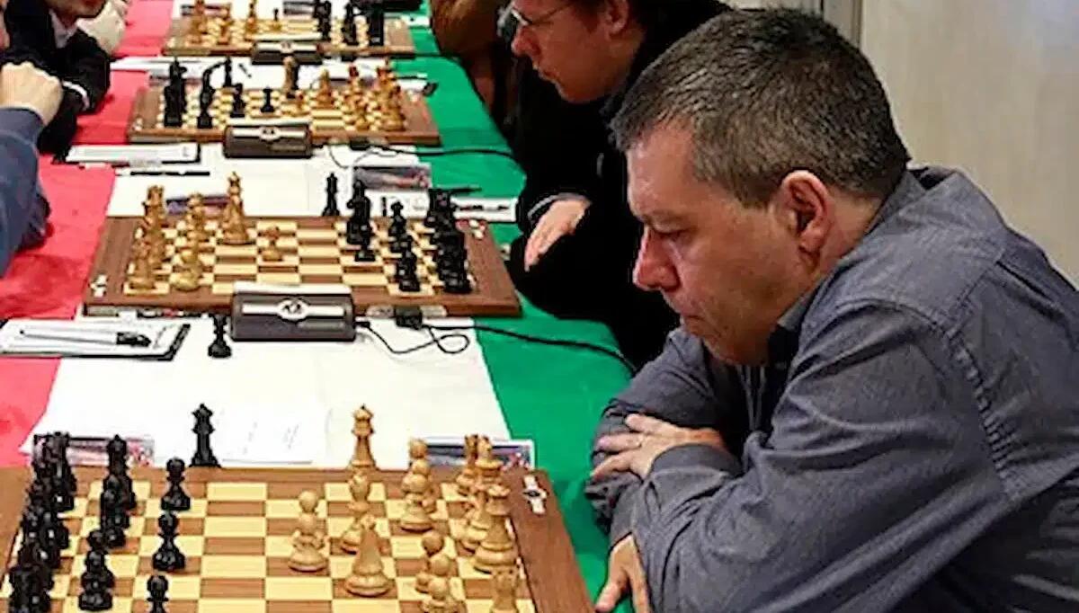 Campione di scacchi 55enne colpito da un infarto in strada: Federico Manca è in condizioni critiche - 