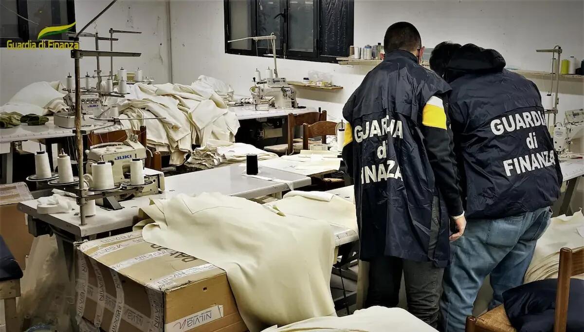 Scoperti 10 lavoratori "in nero" in un laboratorio tessile: multato il titolare e sospesa l'attività - 