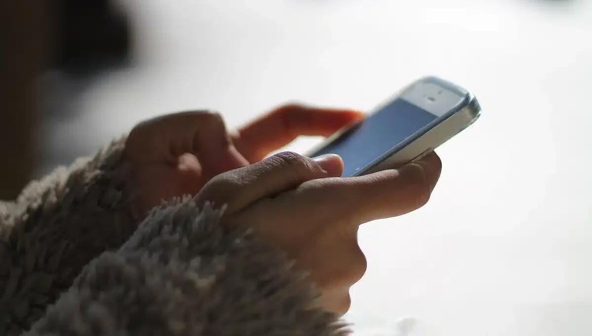 Madre riceve messaggi minatori dal figlio nonostante il divieto di contatto: lei lo denuncia, arrestato 21enne - 