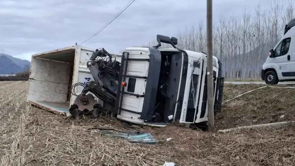 Tir si ribalta a bordo strada: illeso il conducente, disagi al traffico - 