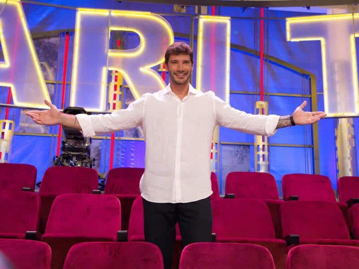 Affari Tuoi - Speciale Lotteria Italia: Estrazione dei premi da milioni di euro con Stefano De Martino - 