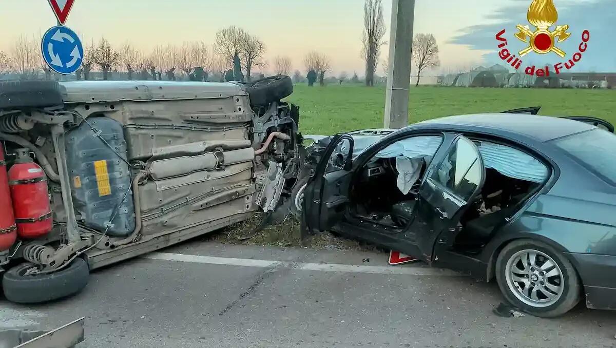 Tremendo scontro tra due auto, una si ribalta: madre e figlio feriti, traffico bloccato - 