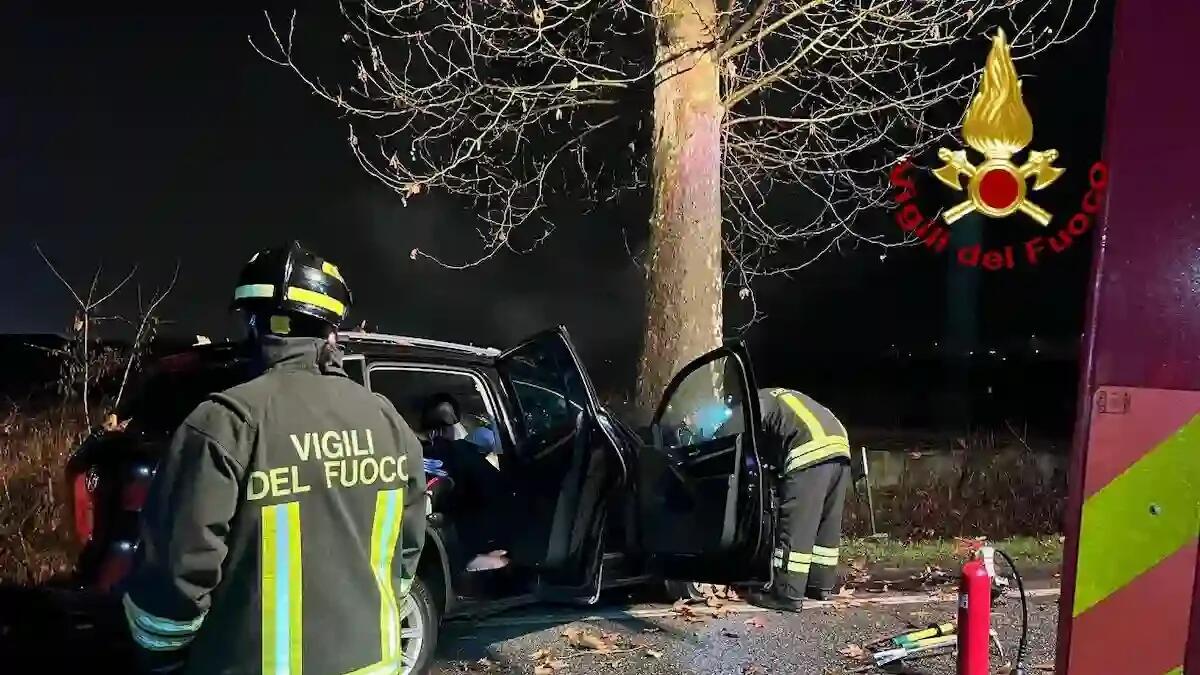 Tragico incidente, auto si schianta contro un platano: morti due genitori, grave una bambina - 