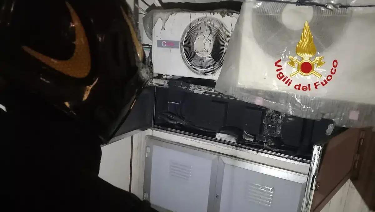 Quadro elettrico prende fuoco in una palazzina: fumo e scoppiettio allarmano i residenti, evacuati -