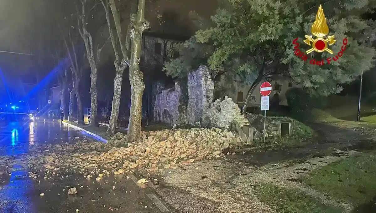 Crolla un muro storico di una chiesa risalente a prima dell'anno Mille: i detriti invadono la carreggiata -